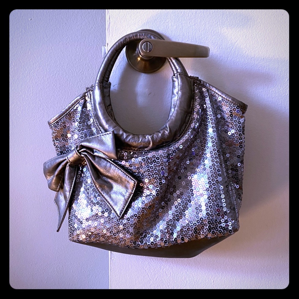Cute silver handbag with sequin and bow